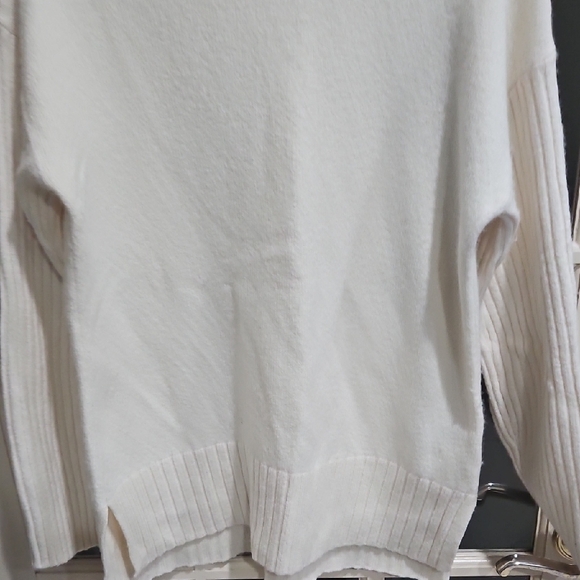 L.L. Bean Soft Cream Turtleneck Sweater S Petite - Picture 4 of 9